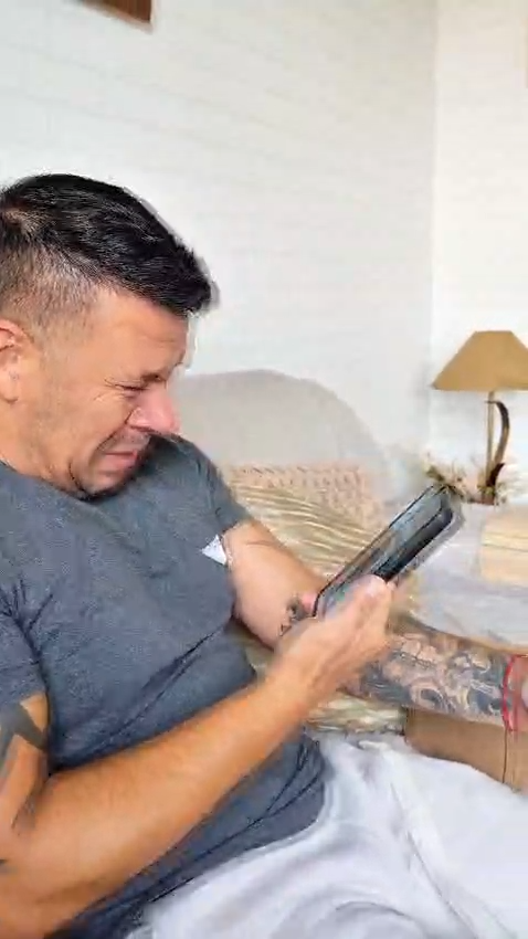 Homem emocionado assistindo a uma lembrança em seu celular